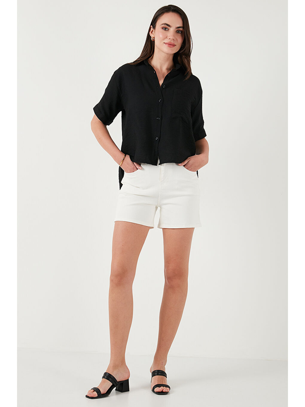 Siyah Regular Fit Göğüs Cepli Kısa Kollu Kadın Gömlek 6779324-3