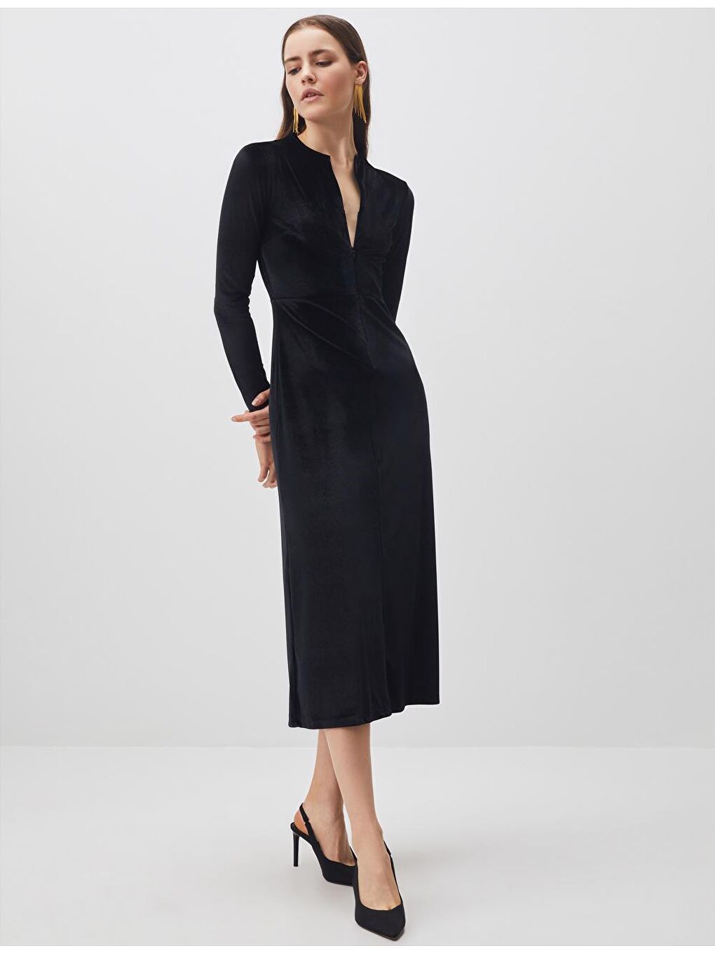 Siyah V Yaka Uzun Kollu Kadife Maxi Elbise