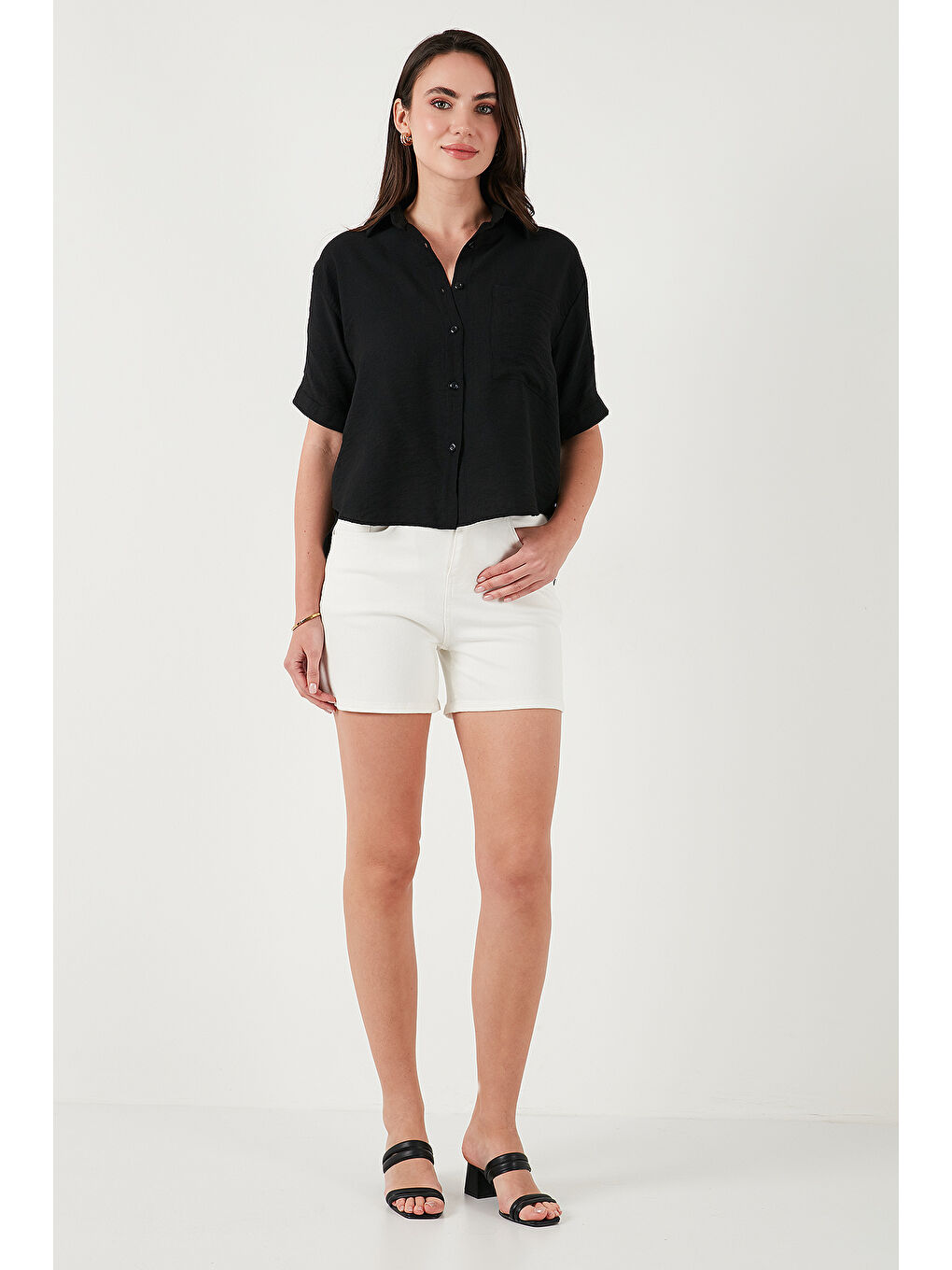 Siyah Regular Fit Göğüs Cepli Kısa Kollu Kadın Gömlek 6779324-4