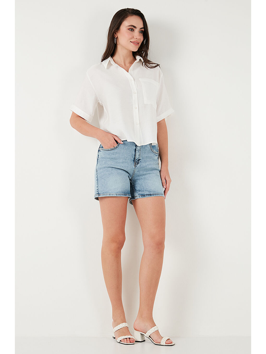 Beyaz Regular Fit Göğüs Cepli Kısa Kollu Kadın Gömlek 6779324-3