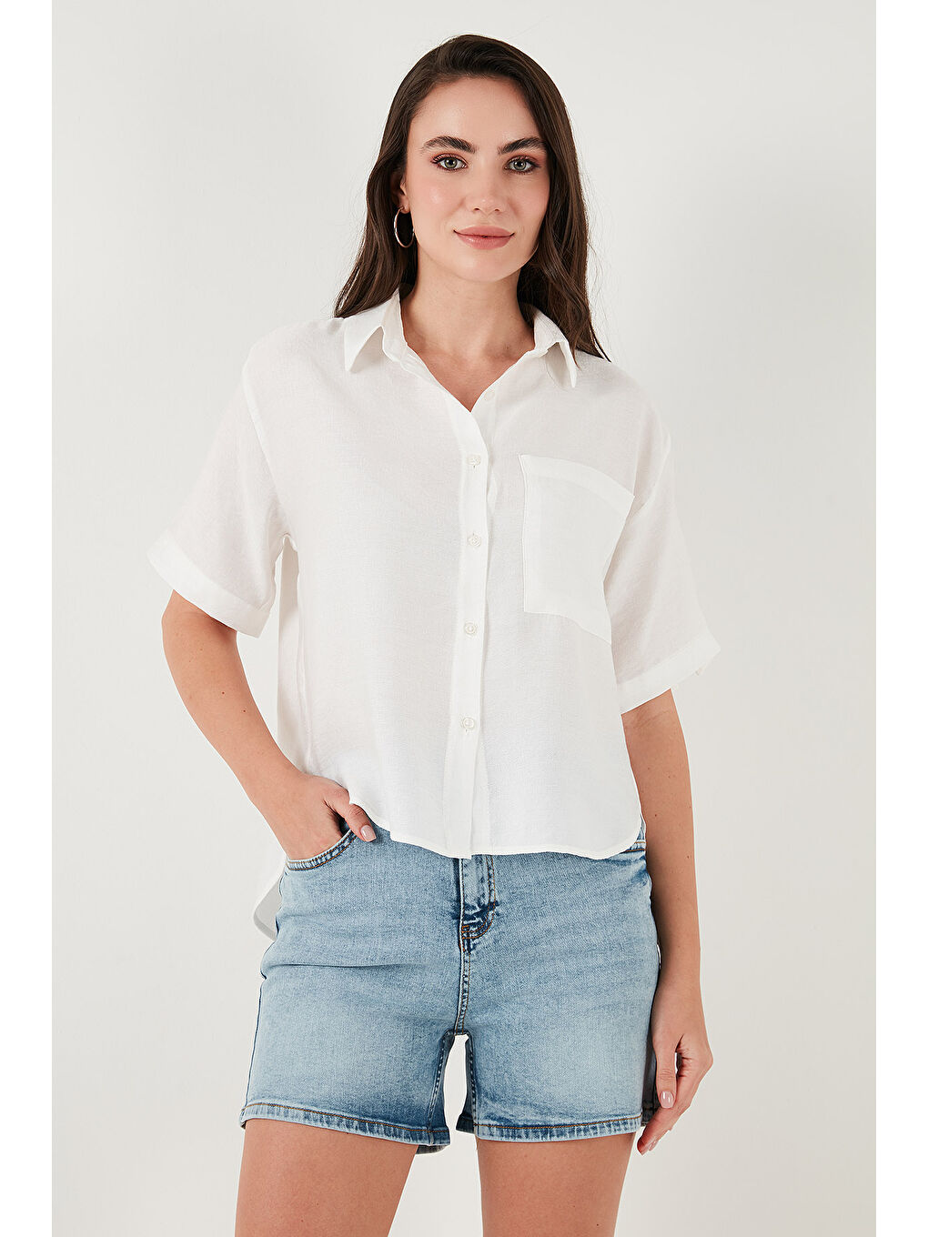 Beyaz Regular Fit Göğüs Cepli Kısa Kollu Kadın Gömlek 6779324-4