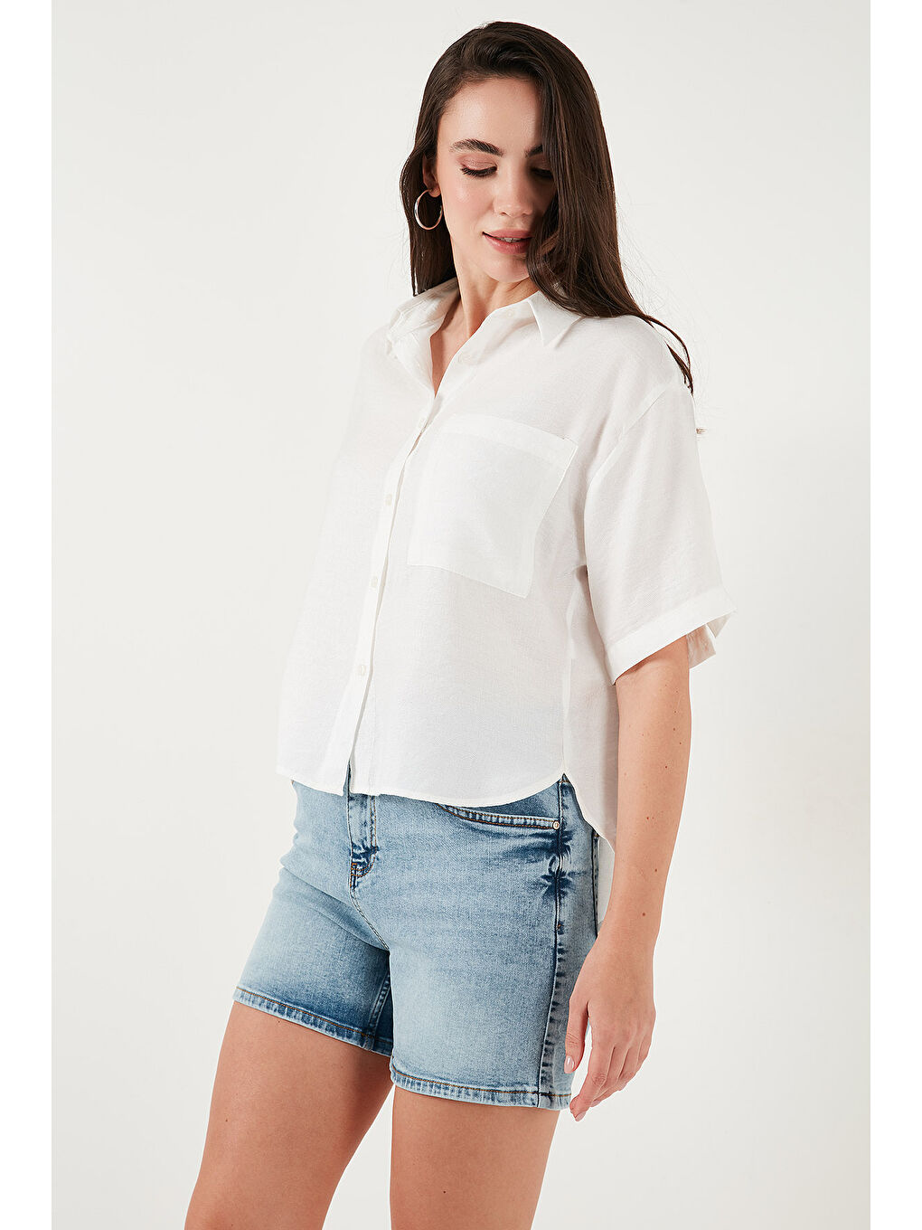 Beyaz Regular Fit Göğüs Cepli Kısa Kollu Kadın Gömlek 6779324-5