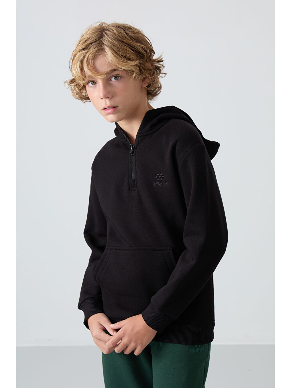 Siyah Pamuklu Kalın İçi Tüylü Yumuşak Dokulu Standart Fit Nakışlı Erkek Çocuk Sweatshirt - 11244-3