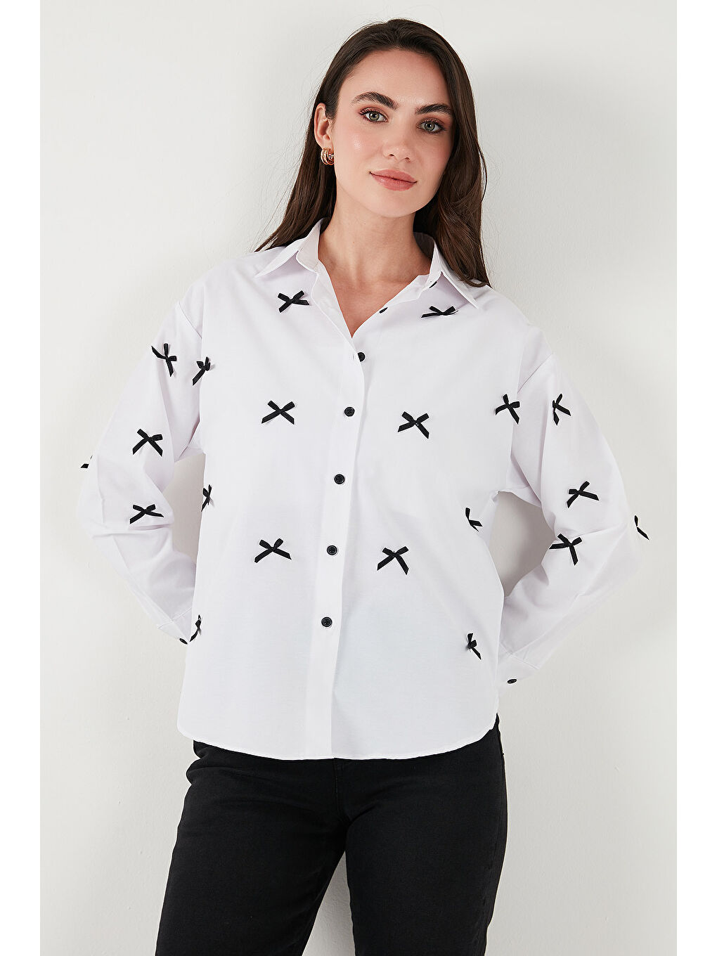 Beyaz Pamuk Karışımlı Regular Fit Kurdele Detaylı Gömlek 6773097-3