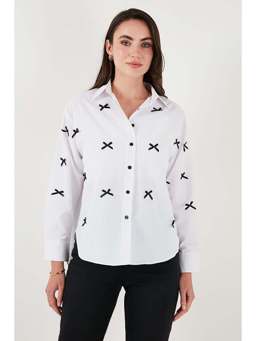 Beyaz Pamuk Karışımlı Regular Fit Kurdele Detaylı Gömlek 6773097-4