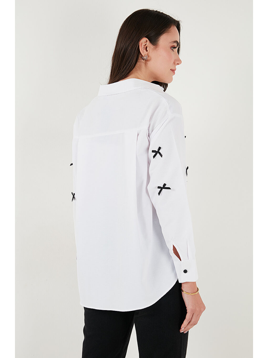 Beyaz Pamuk Karışımlı Regular Fit Kurdele Detaylı Gömlek 6773097-6