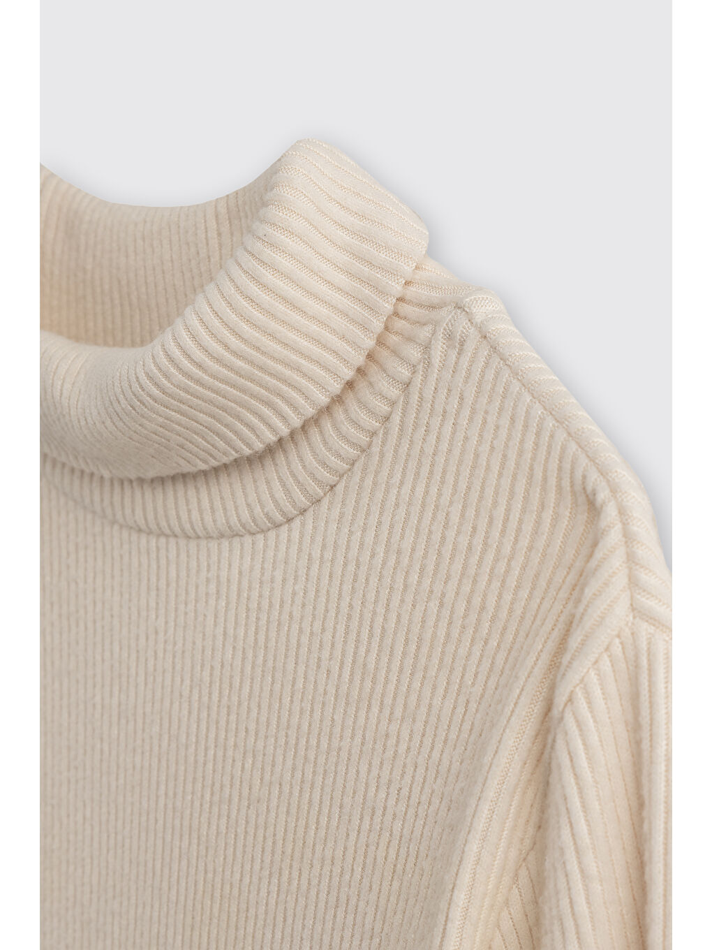 Kız Çocuk Balıkçı Yaka Yumuşak Dokulu Uzun Kollu Bej Tişört-3