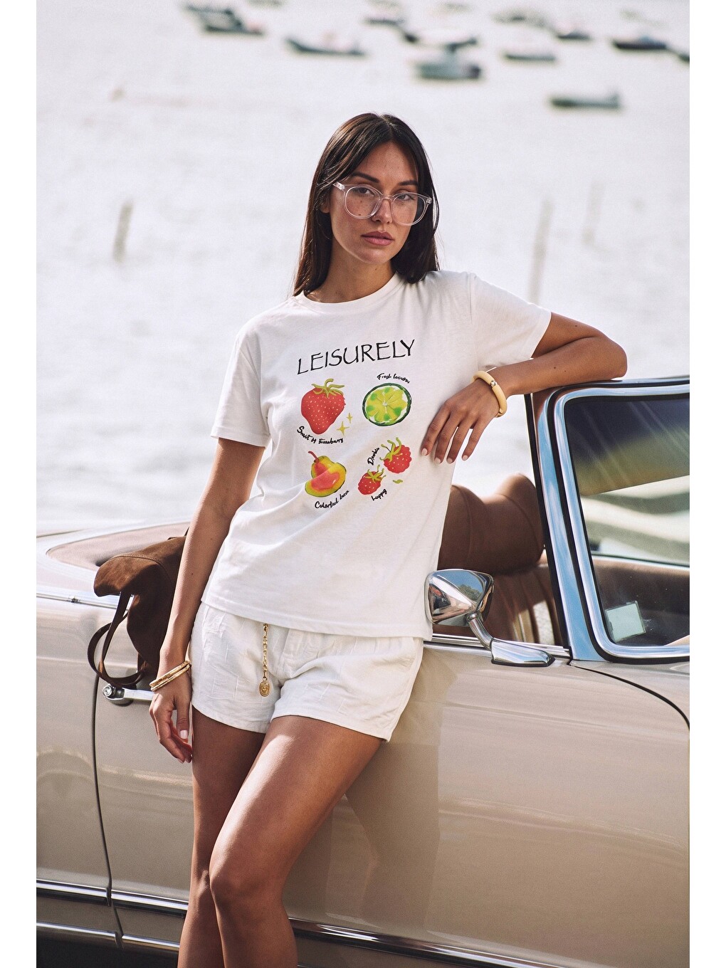 Kadın Beyaz Meyve Baskılı Bol Kesim Tasarım T-shirt
