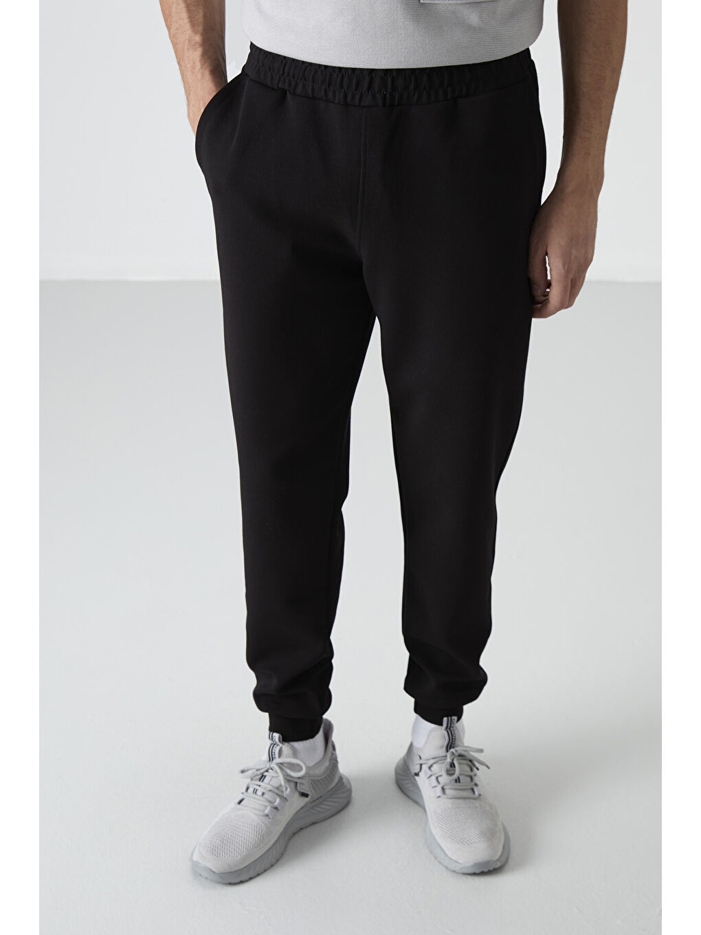 Siyah Bağcıklı Dar Paça  Erkek Jogger Eşofman Altı - 84999-8