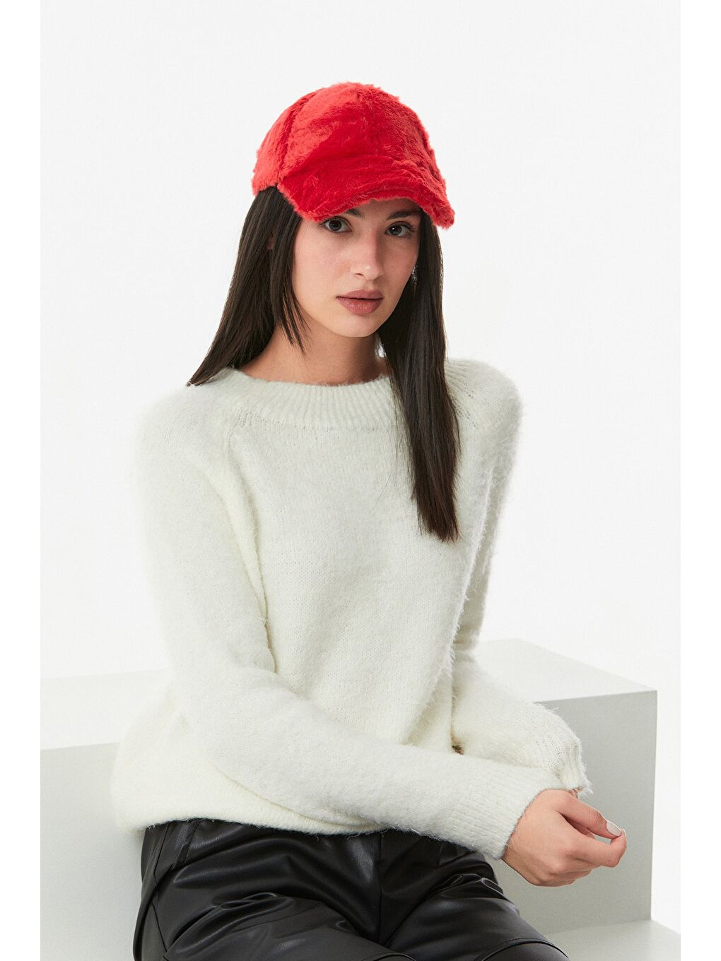 Kırmızı Tüylü Arkası Ayarlanabilir Kep Şapka-1