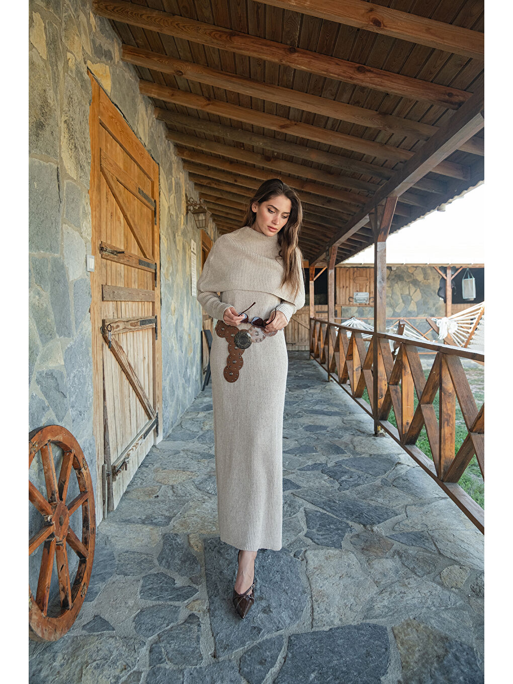 Bej Kadın Pelerin Yaka Elbise Taş-1