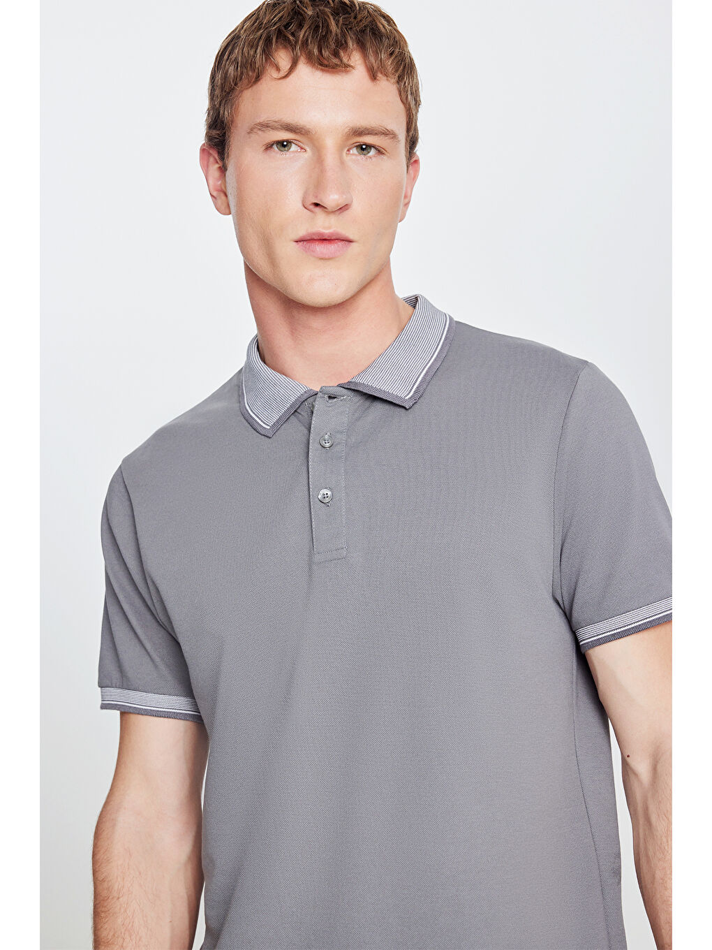 Gri Erkek Slim Fit Dar Kesim Kıvrılmaz Polo Yaka Kısa Kollu Tişört-4