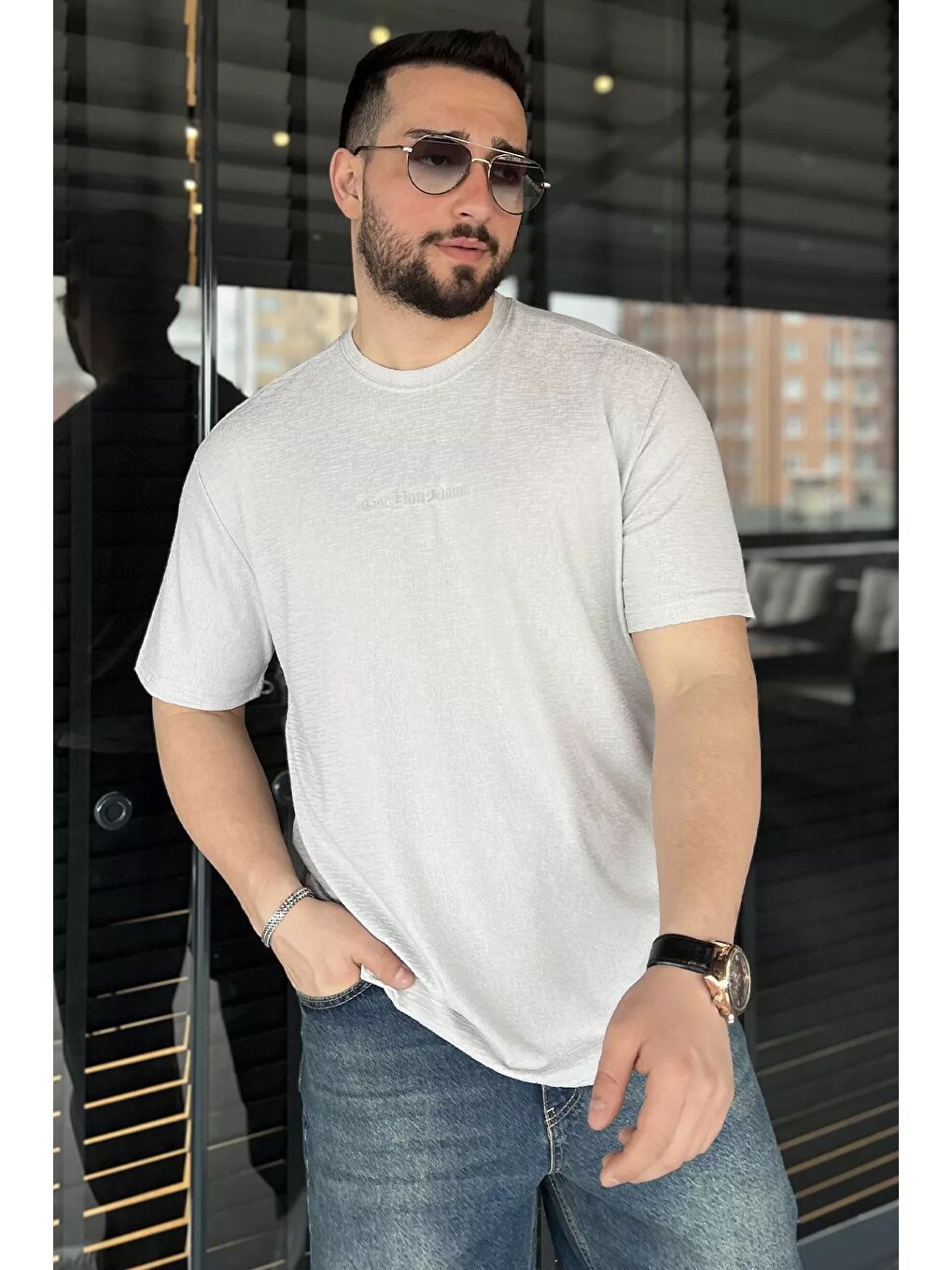 Gri Bisiklet Yaka Kendinden Desenli Erkek Tişört