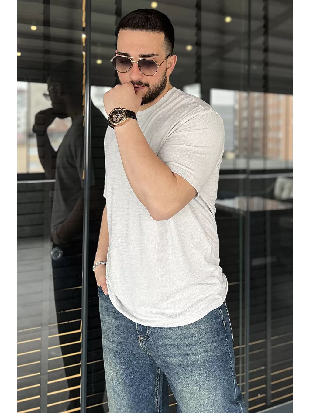 Gri Bisiklet Yaka Kendinden Desenli Erkek Tişört-1