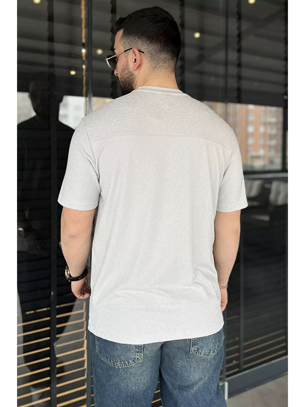 Gri Bisiklet Yaka Kendinden Desenli Erkek Tişört-2