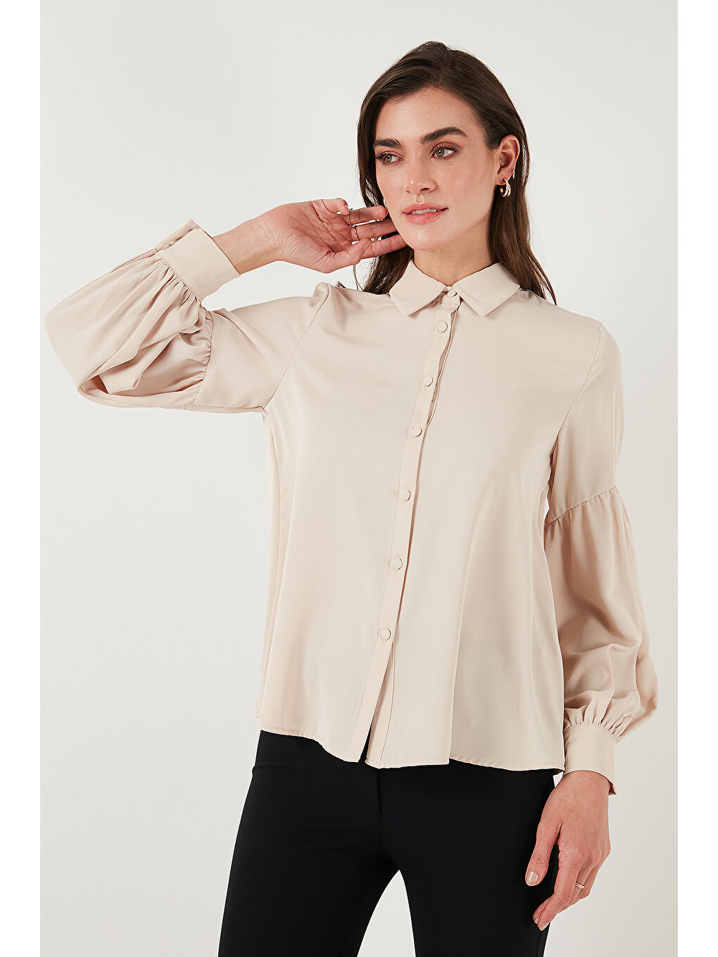 Bej Regular Fit Dikiş Detaylı Düz Yaka Balon Kol Kadın Gömlek 611GO00003-5
