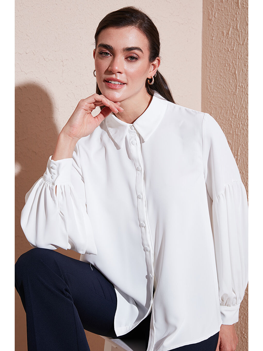 Ekru Regular Fit Dikiş Detaylı Düz Yaka Balon Kol Kadın Gömlek 611GO00003