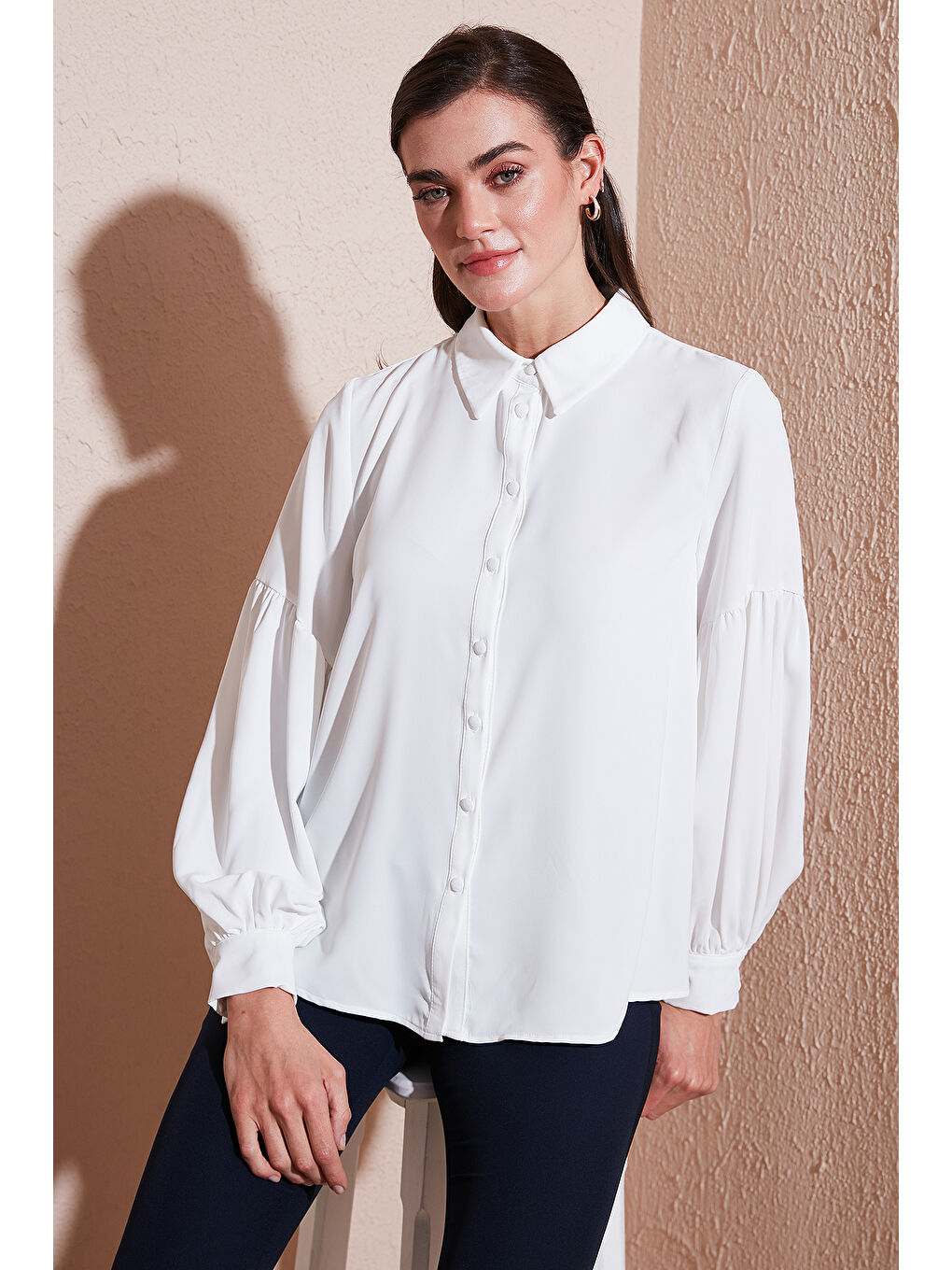 Ekru Regular Fit Dikiş Detaylı Düz Yaka Balon Kol Kadın Gömlek 611GO00003-1