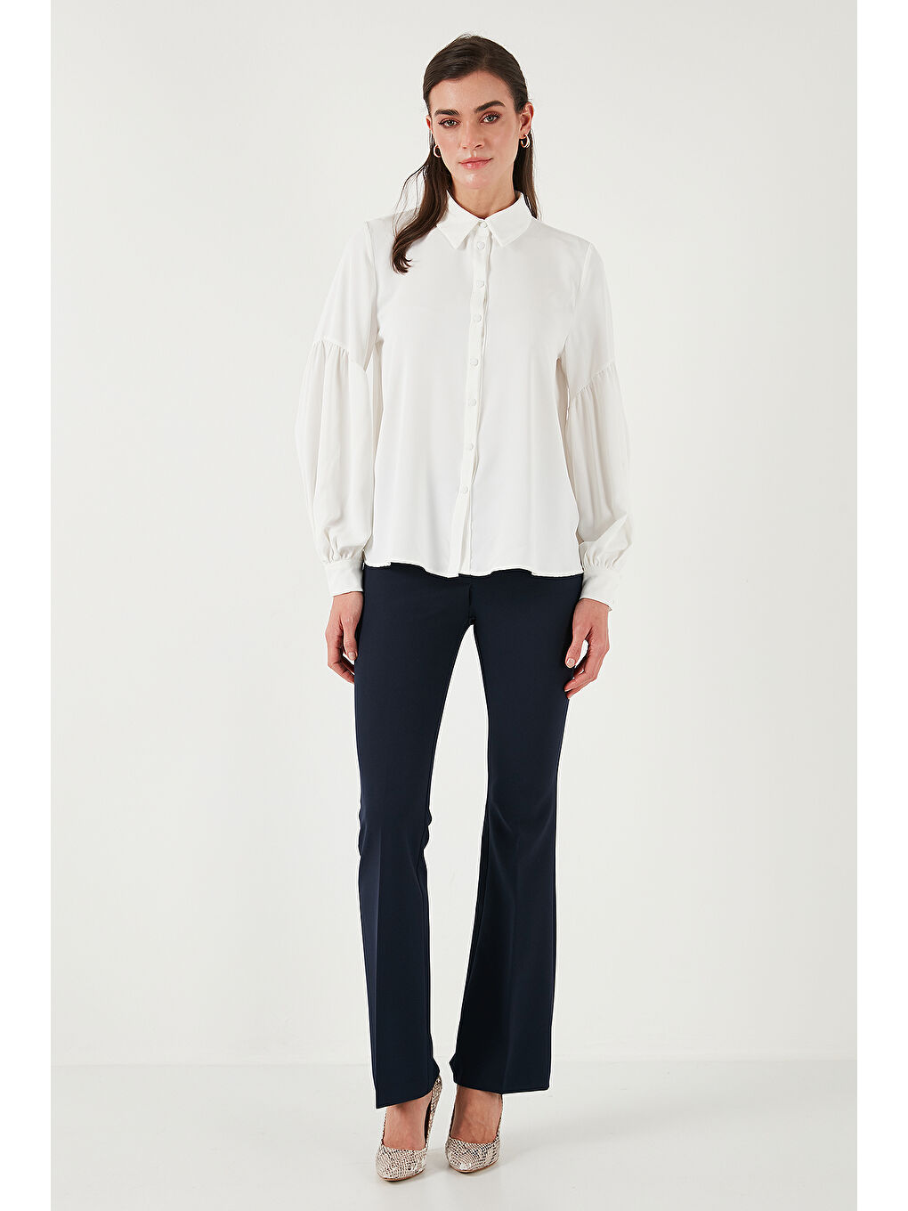 Ekru Regular Fit Dikiş Detaylı Düz Yaka Balon Kol Kadın Gömlek 611GO00003-2