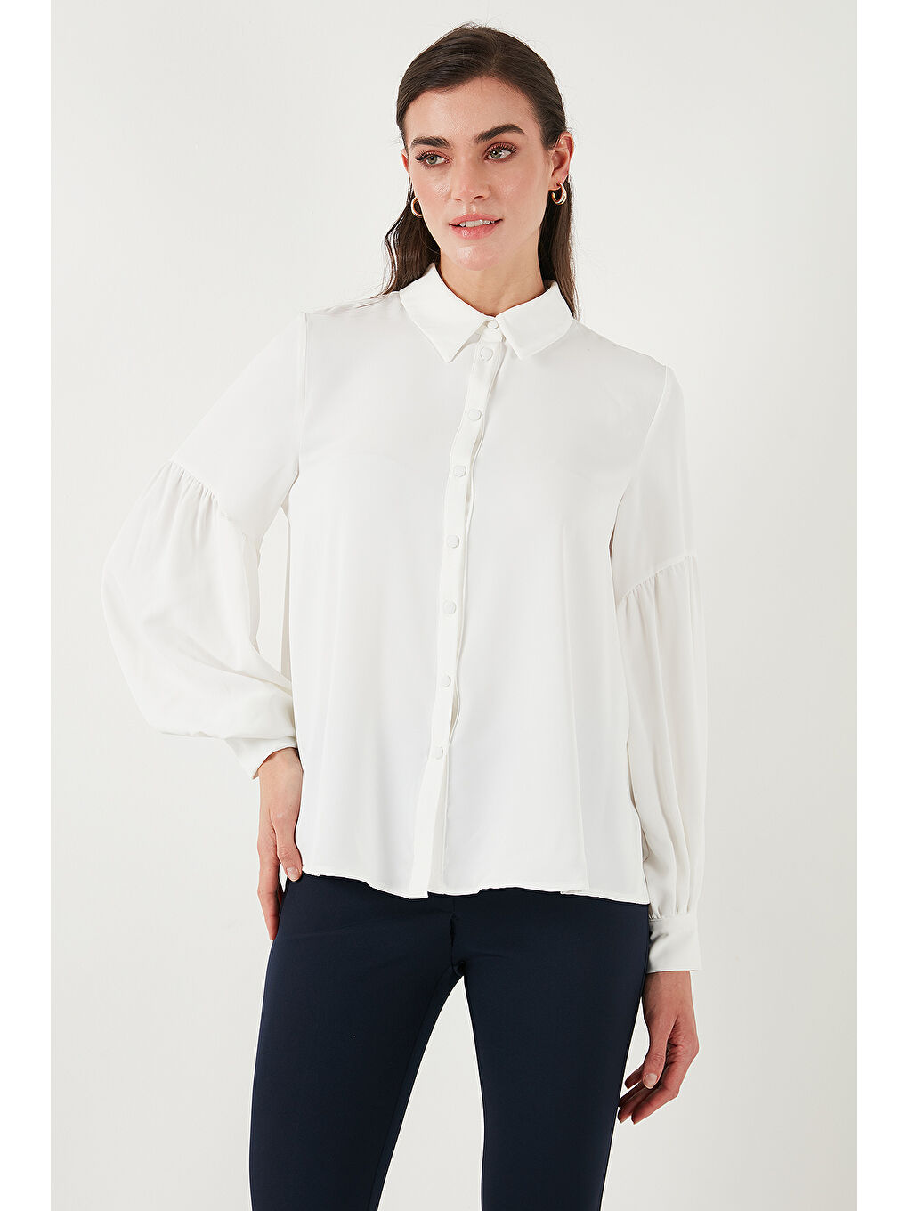 Ekru Regular Fit Dikiş Detaylı Düz Yaka Balon Kol Kadın Gömlek 611GO00003-3