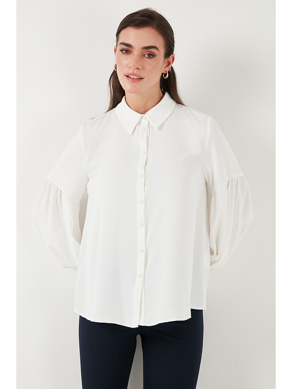 Ekru Regular Fit Dikiş Detaylı Düz Yaka Balon Kol Kadın Gömlek 611GO00003-4