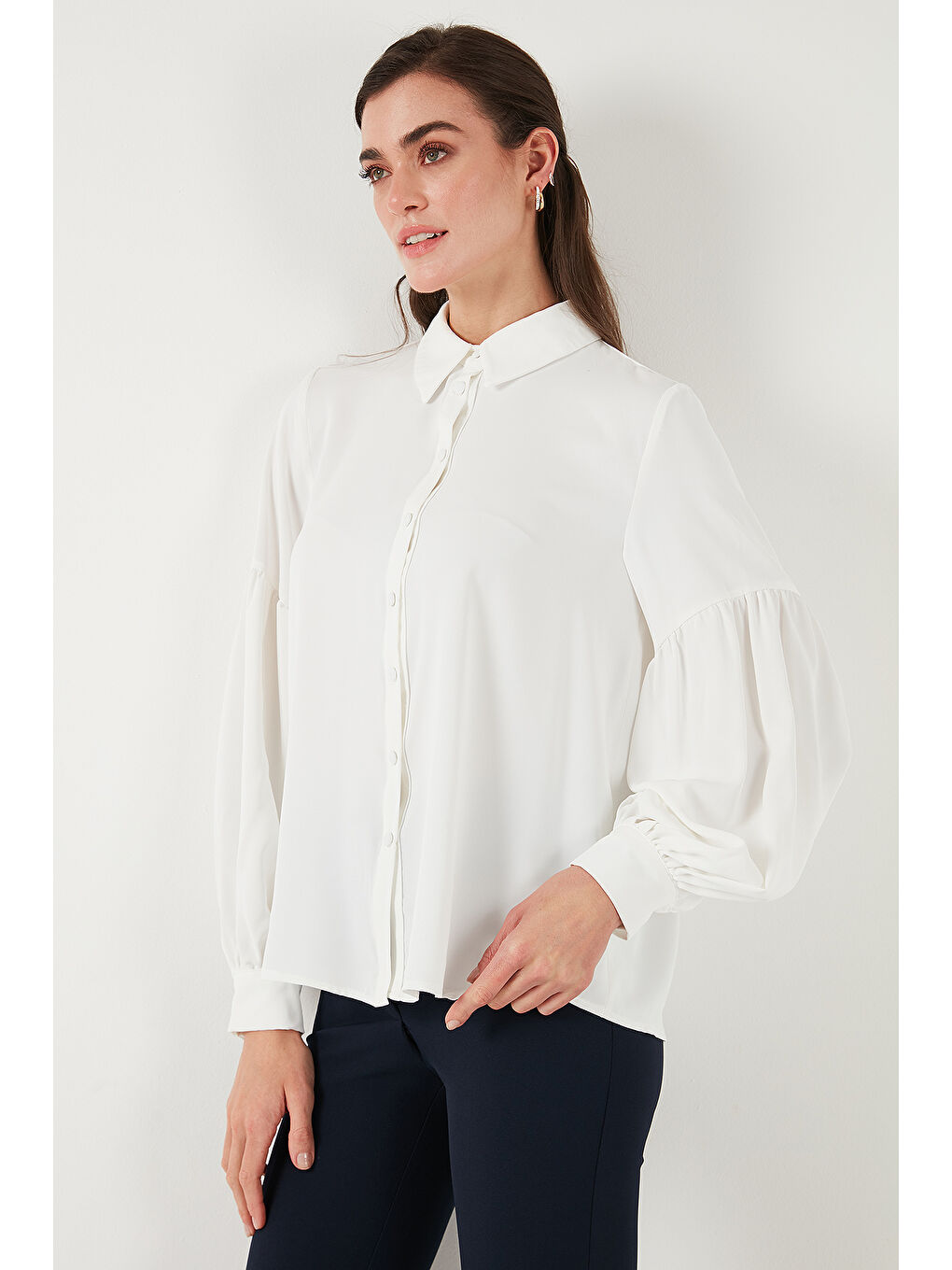 Ekru Regular Fit Dikiş Detaylı Düz Yaka Balon Kol Kadın Gömlek 611GO00003-5