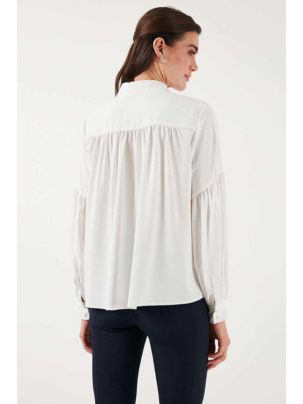 Ekru Regular Fit Dikiş Detaylı Düz Yaka Balon Kol Kadın Gömlek 611GO00003-6