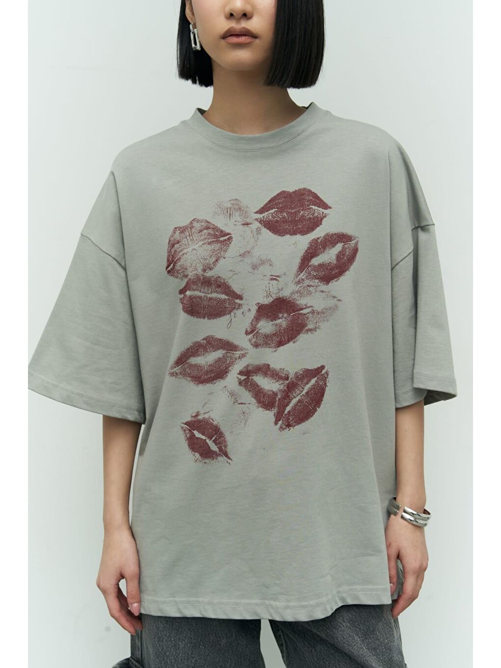 Gri Lips Duman Oversize Tişört-5