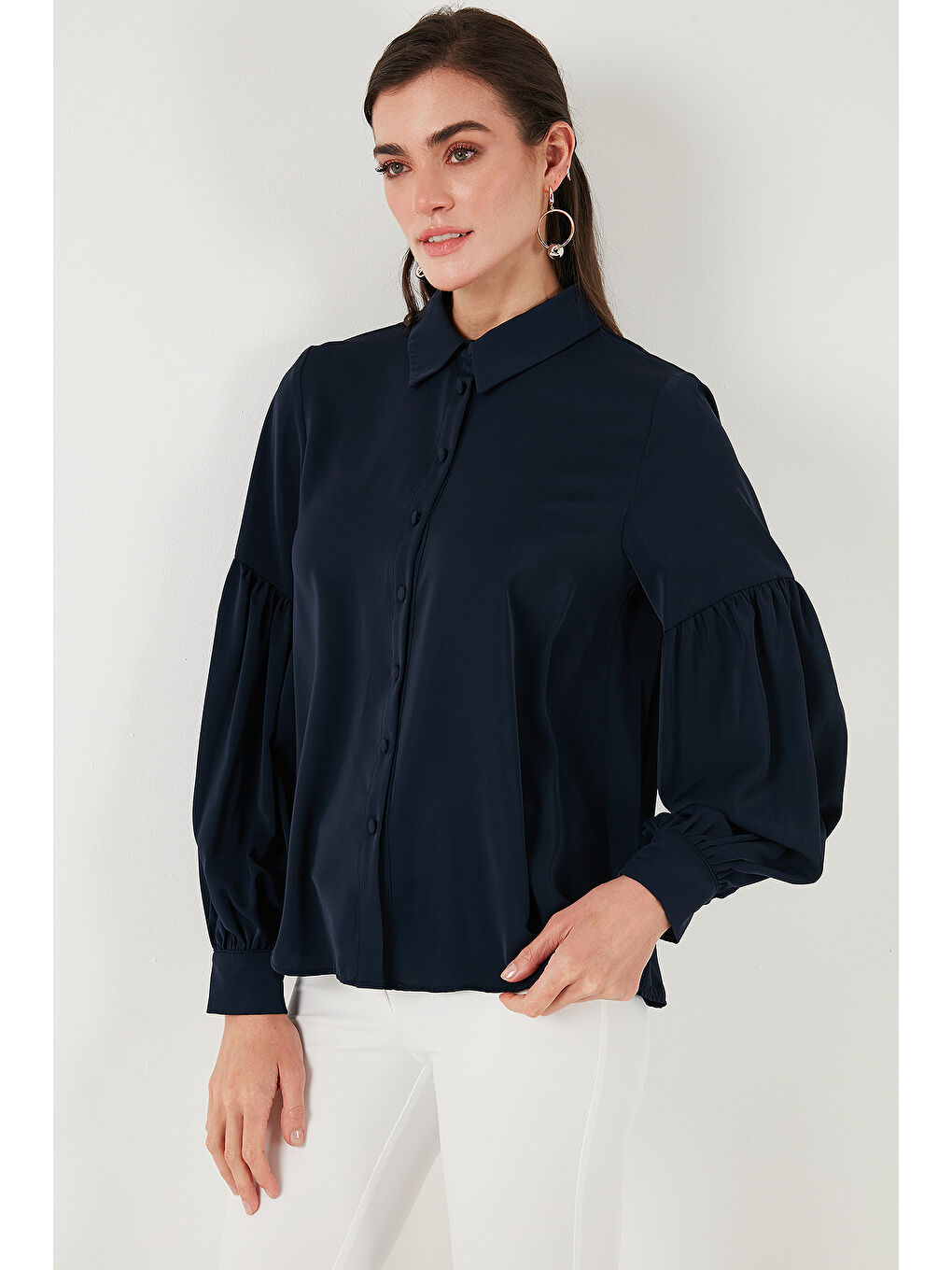 Lacivert Regular Fit Dikiş Detaylı Düz Yaka Balon Kol Kadın Gömlek 611GO00003-4