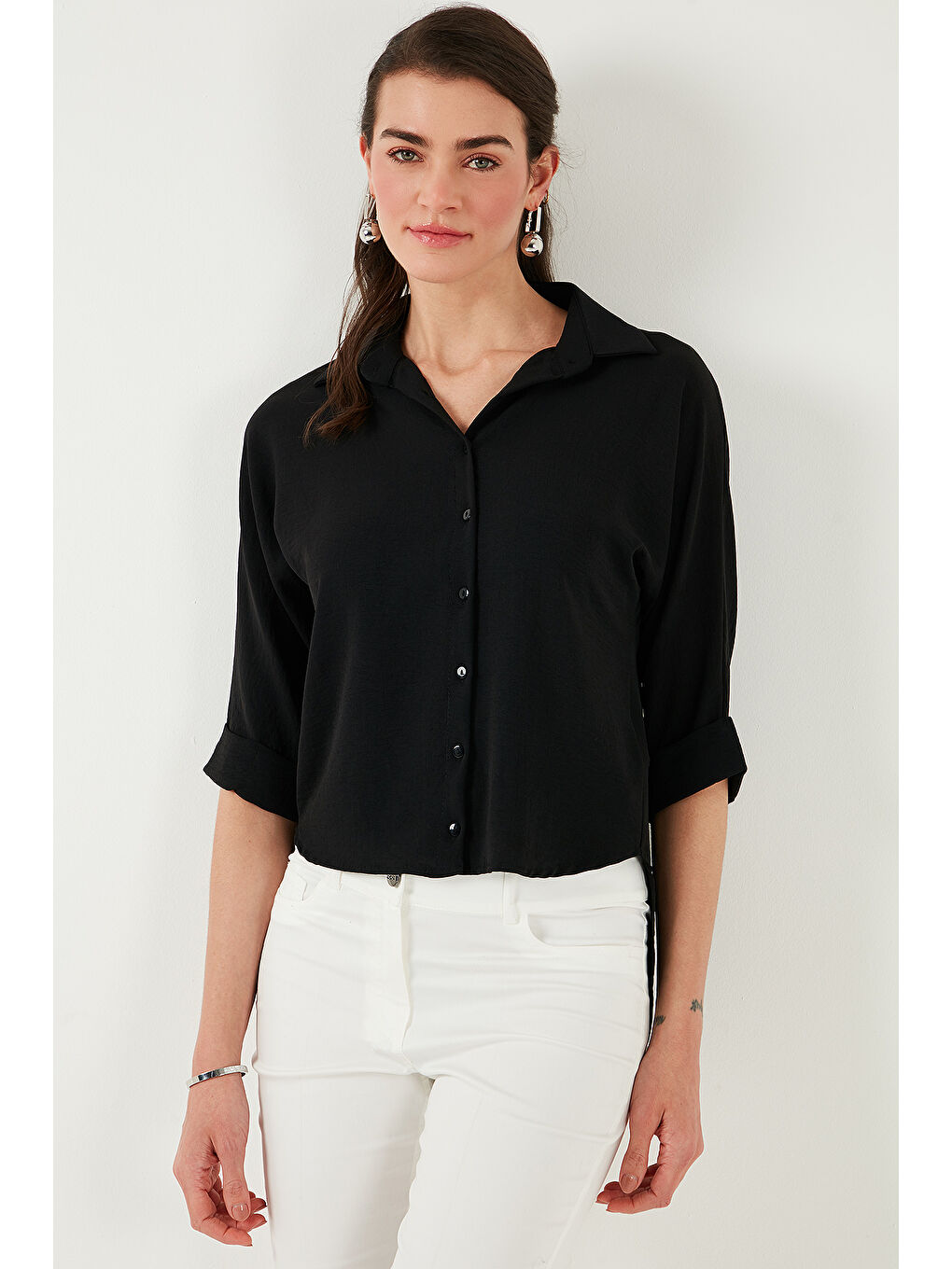 Siyah Oversize Fit Önü Kısa Arkası Uzun Truvakar Kol Kadın Gömlek 5866116-3