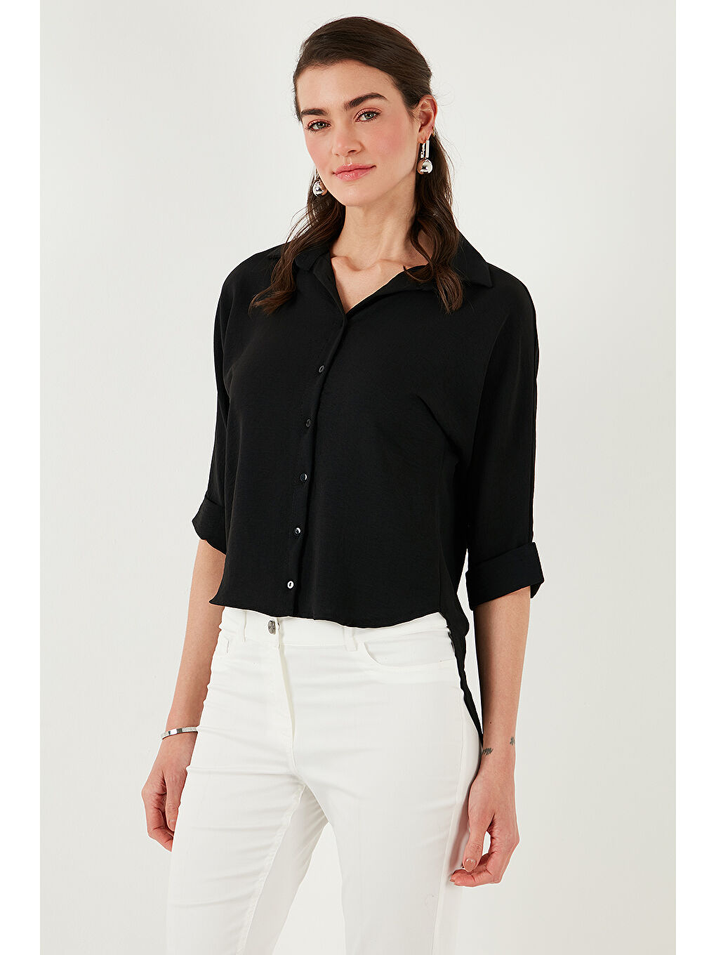 Siyah Oversize Fit Önü Kısa Arkası Uzun Truvakar Kol Kadın Gömlek 5866116-4
