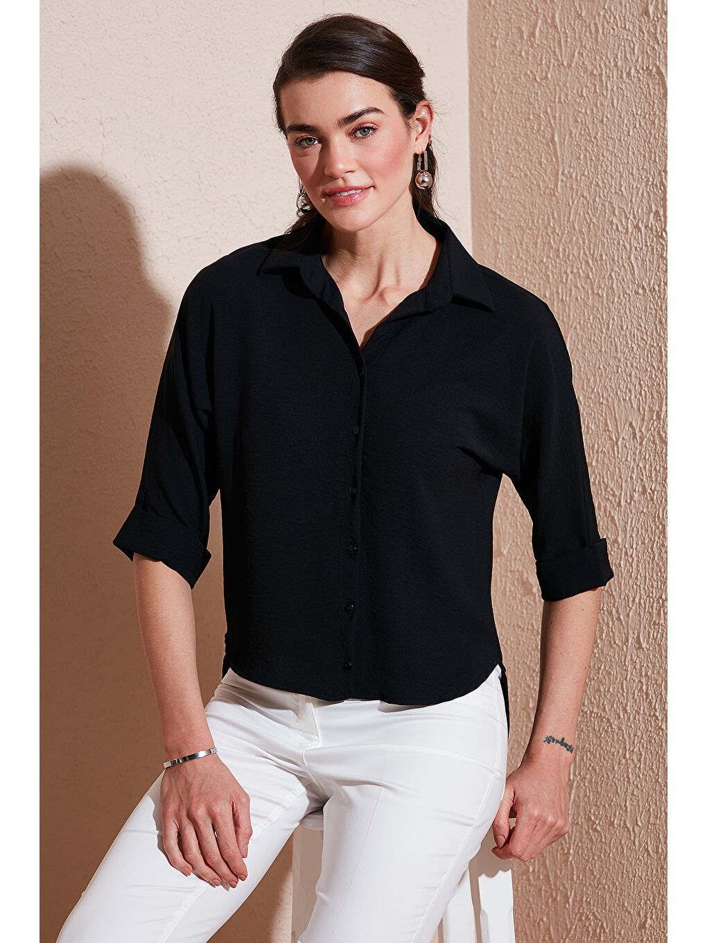Siyah Oversize Fit Önü Kısa Arkası Uzun Truvakar Kol Kadın Gömlek 5866116-5