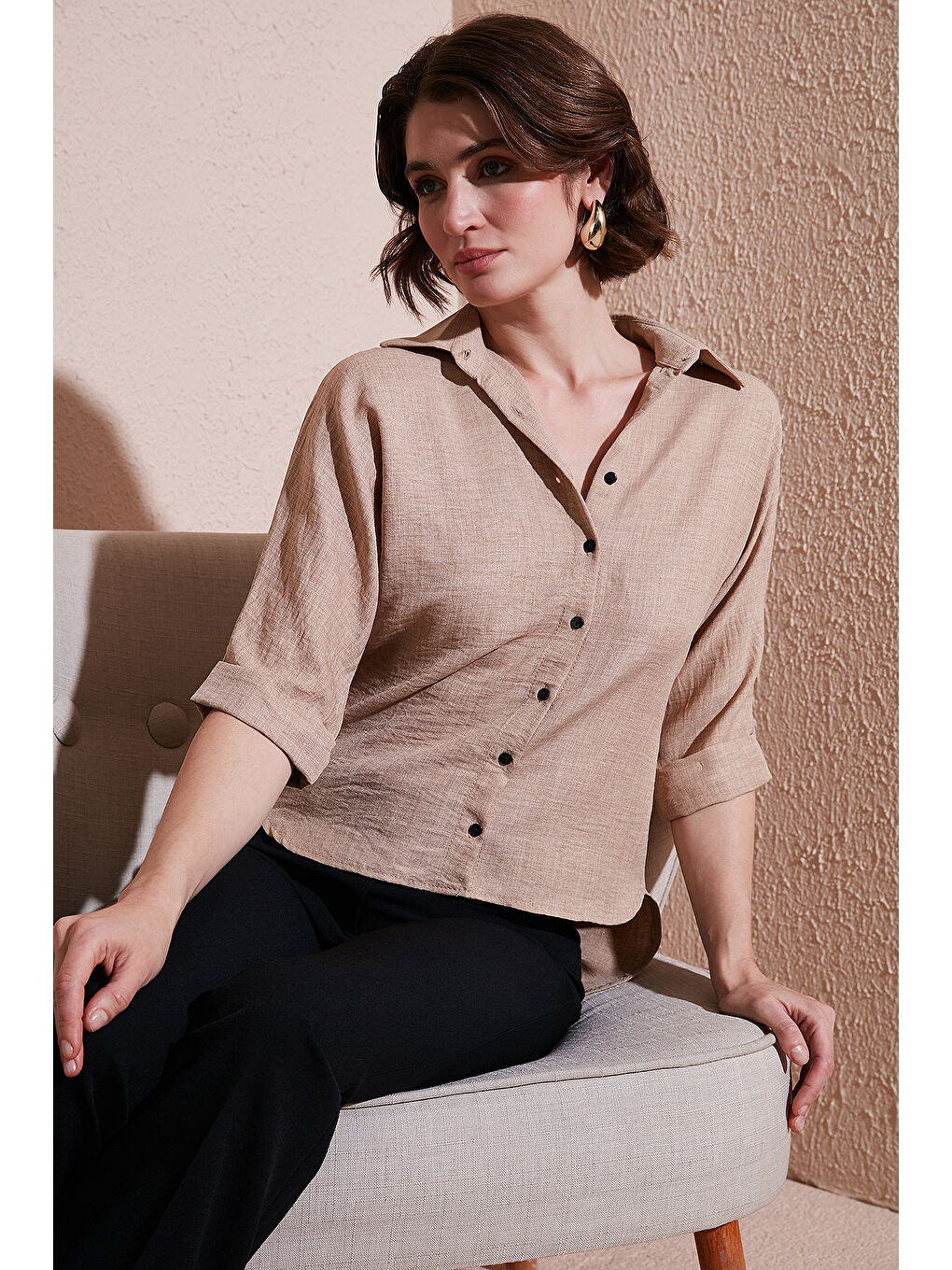 Bej Oversize Fit Önü Kısa Arkası Uzun Truvakar Kol Kadın Gömlek 5866116