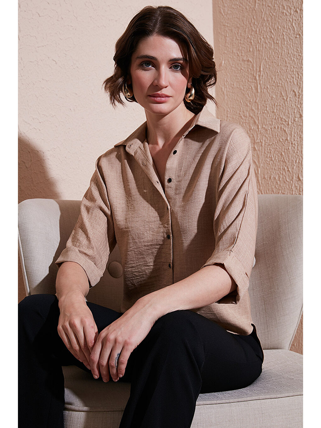 Bej Oversize Fit Önü Kısa Arkası Uzun Truvakar Kol Kadın Gömlek 5866116-1