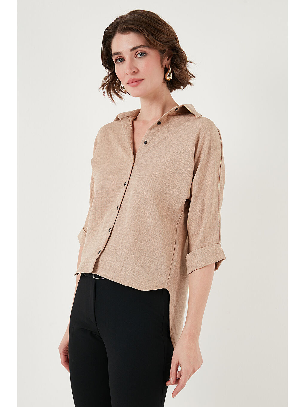 Bej Oversize Fit Önü Kısa Arkası Uzun Truvakar Kol Kadın Gömlek 5866116-3