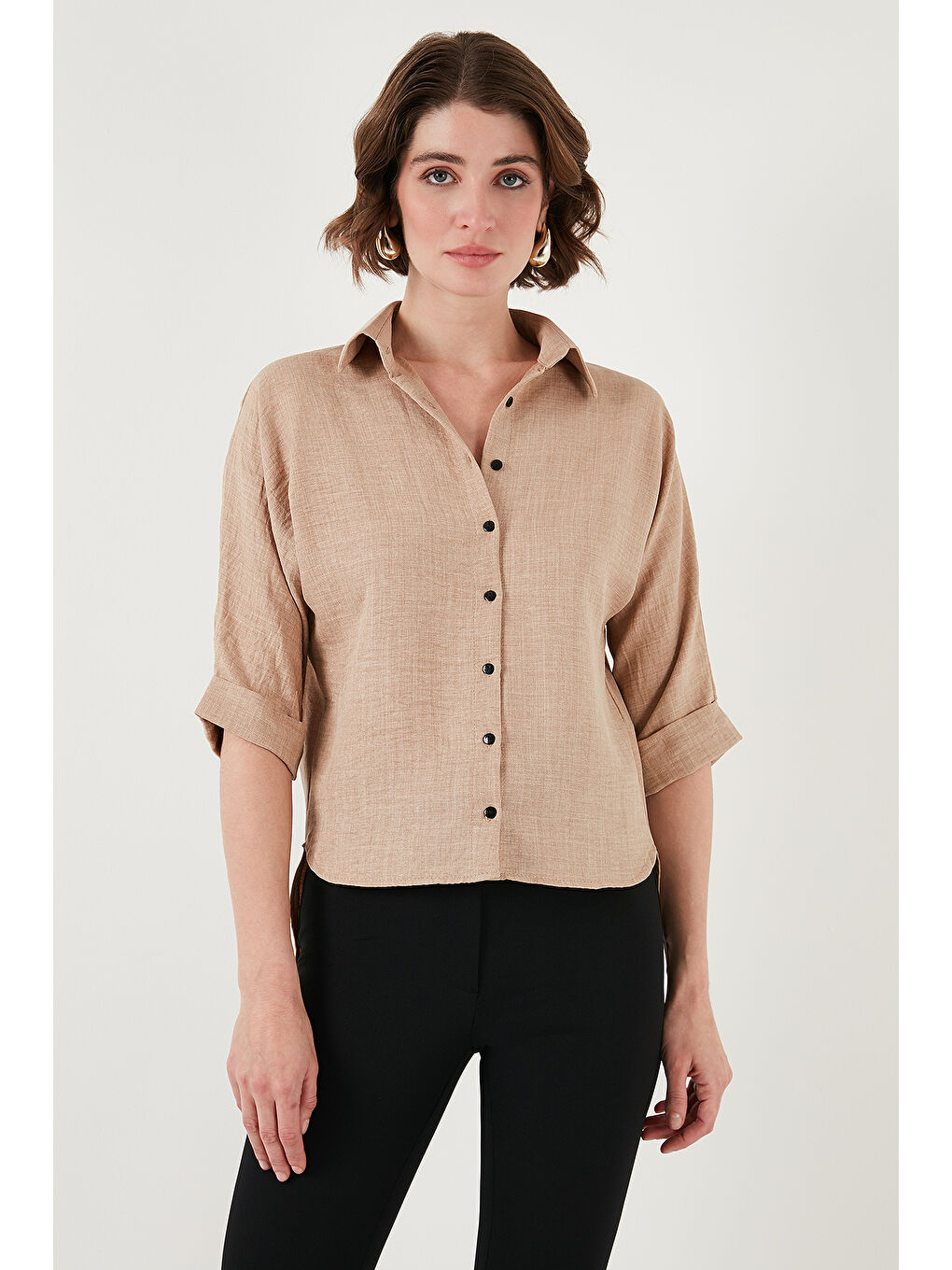 Bej Oversize Fit Önü Kısa Arkası Uzun Truvakar Kol Kadın Gömlek 5866116-4