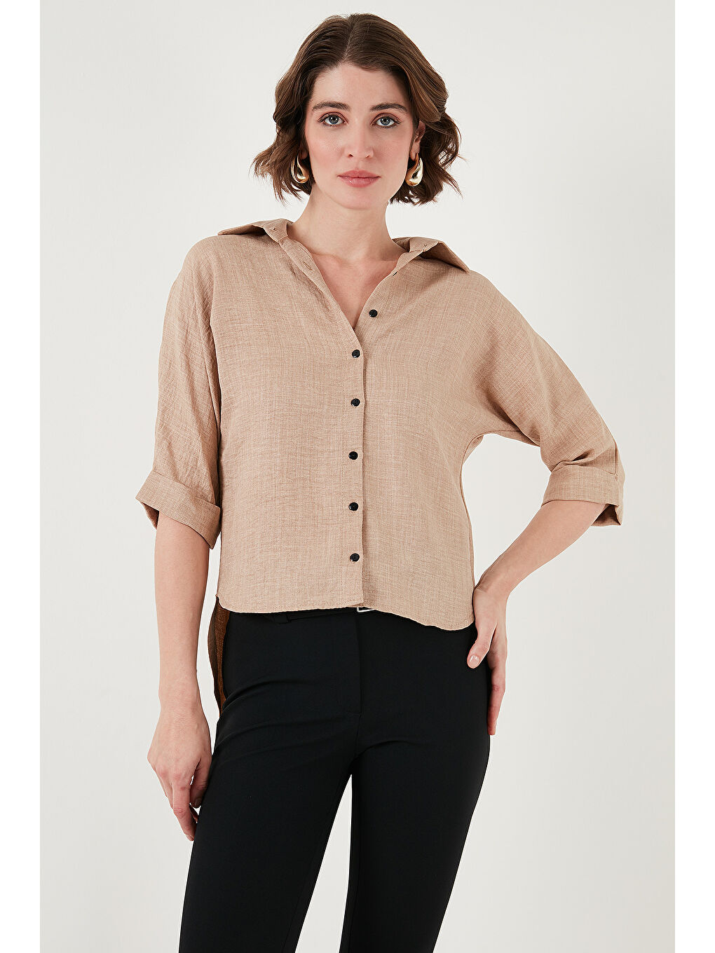 Bej Oversize Fit Önü Kısa Arkası Uzun Truvakar Kol Kadın Gömlek 5866116-5