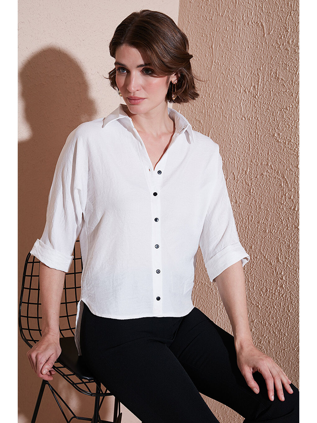 Beyaz Oversize Fit Önü Kısa Arkası Uzun Truvakar Kol Kadın Gömlek 5866116