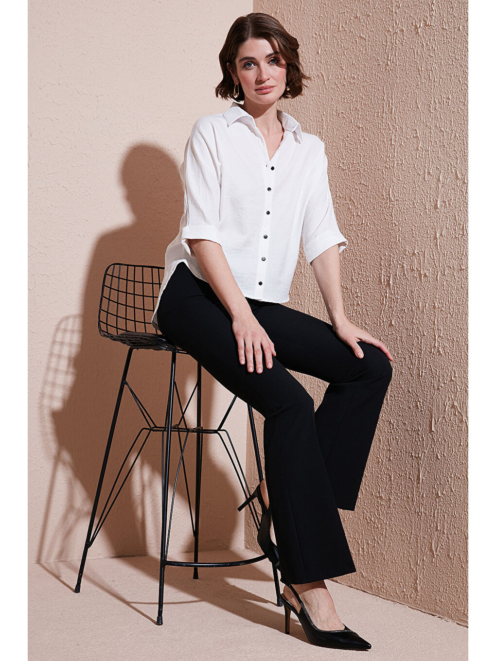 Beyaz Oversize Fit Önü Kısa Arkası Uzun Truvakar Kol Kadın Gömlek 5866116-1