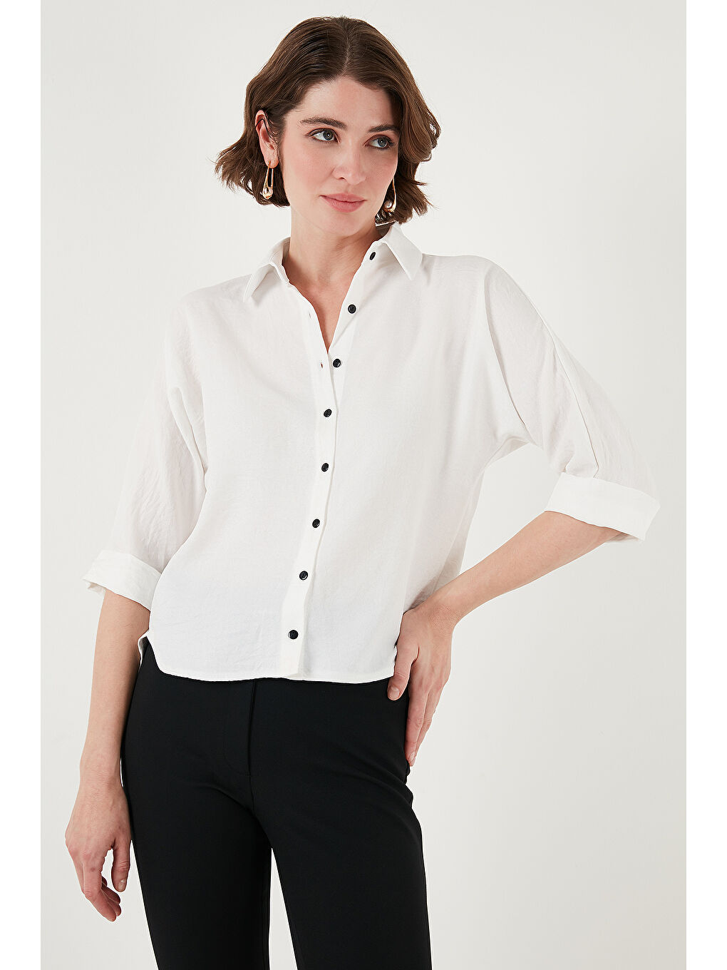 Beyaz Oversize Fit Önü Kısa Arkası Uzun Truvakar Kol Kadın Gömlek 5866116-4