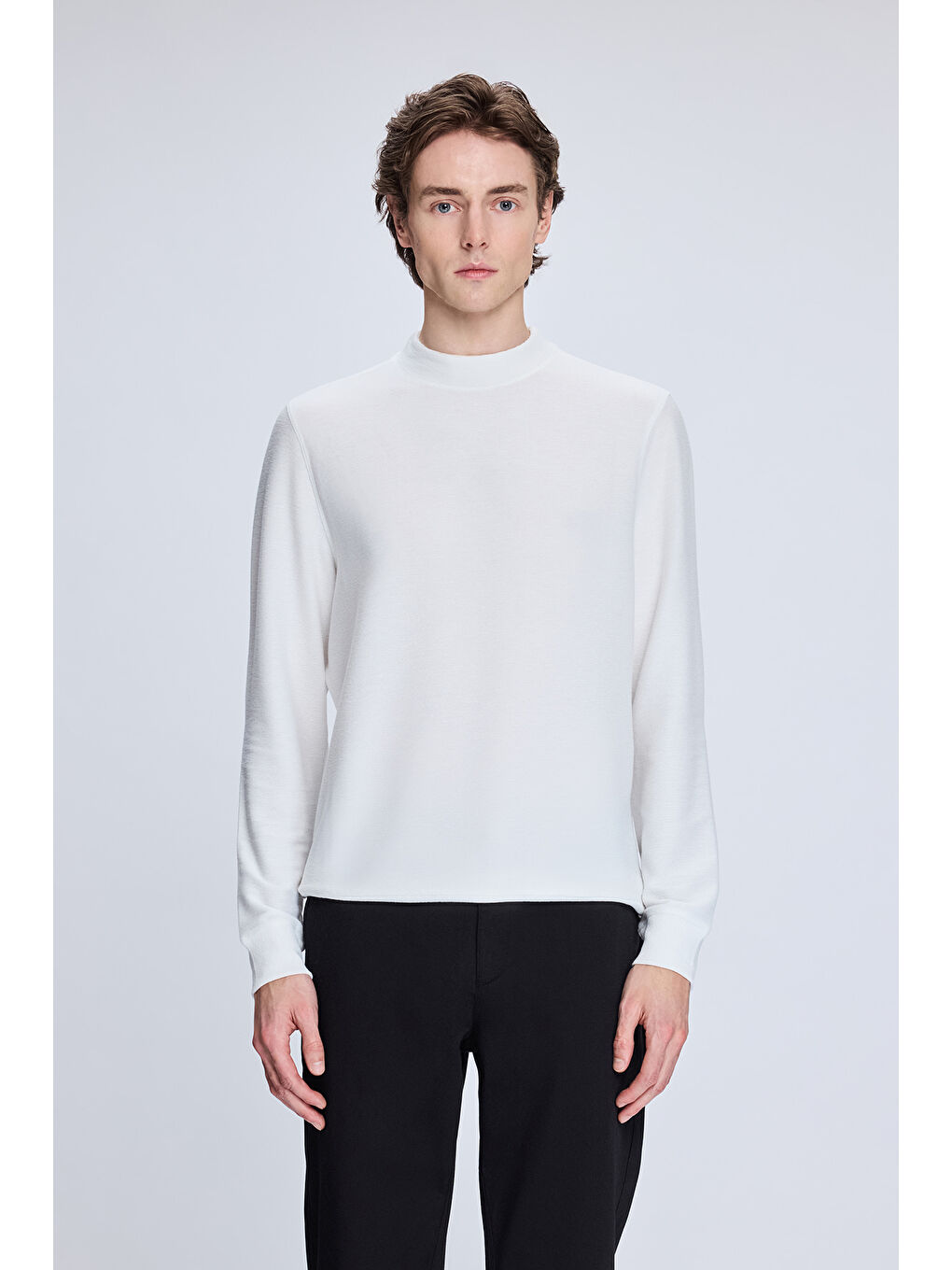 Beyaz Regular Fit Jakarlı Yarım Balıkçı Yaka Sweatshirt