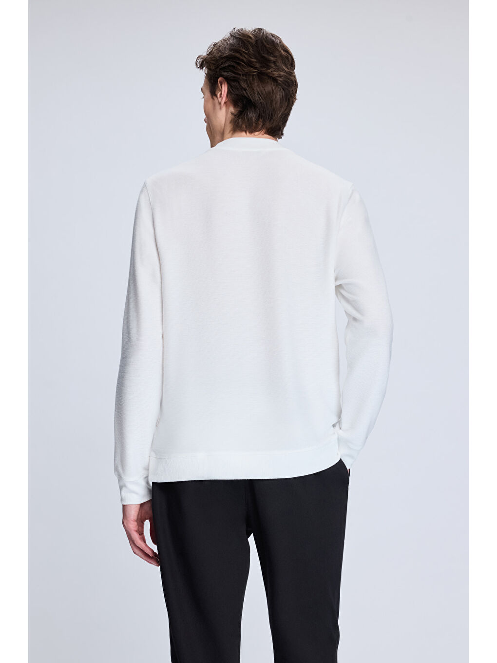 Beyaz Regular Fit Jakarlı Yarım Balıkçı Yaka Sweatshirt-4