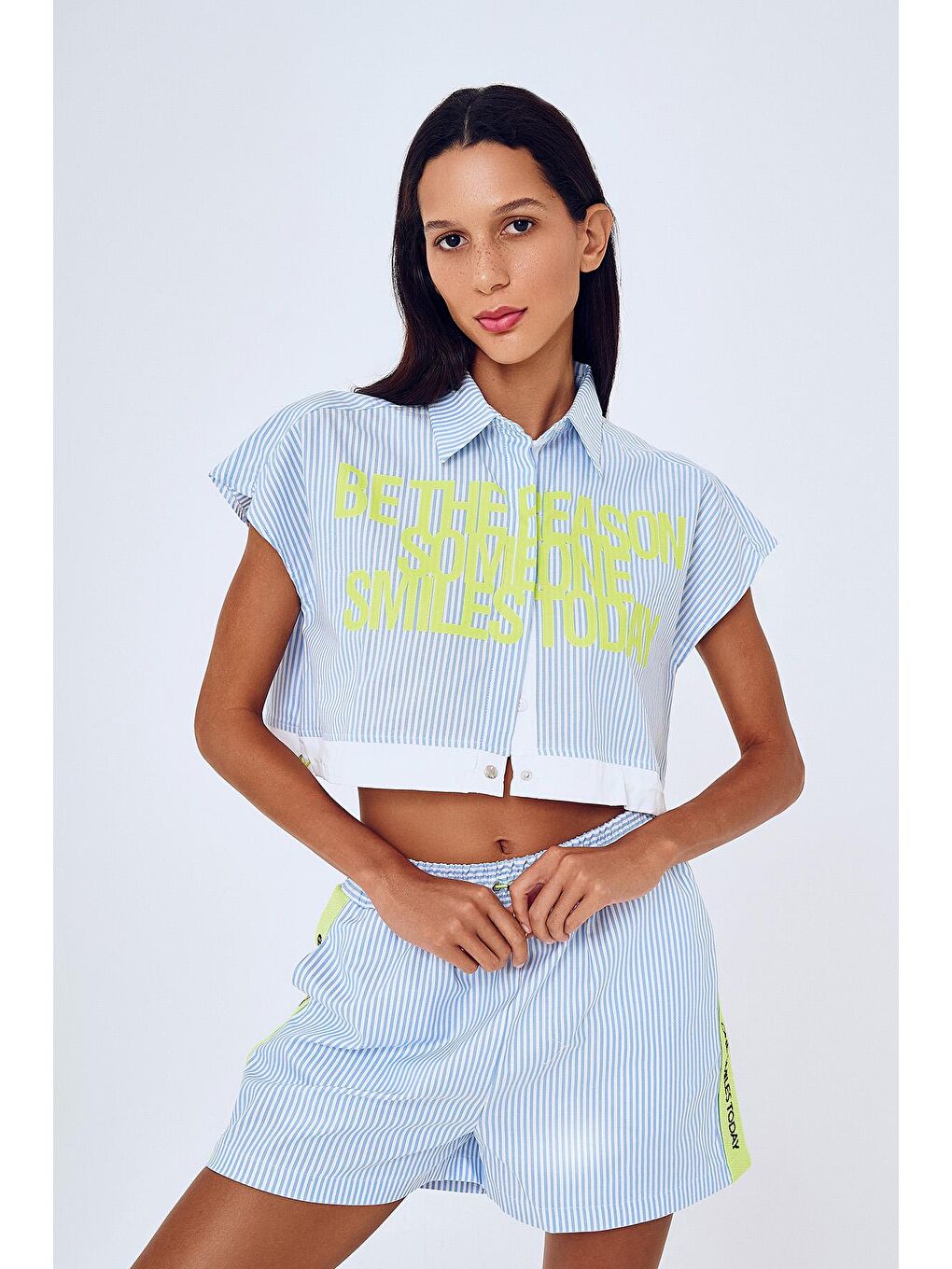 Neon Yazılı Çizgili Crop Kolsuz Gömlek Mavi