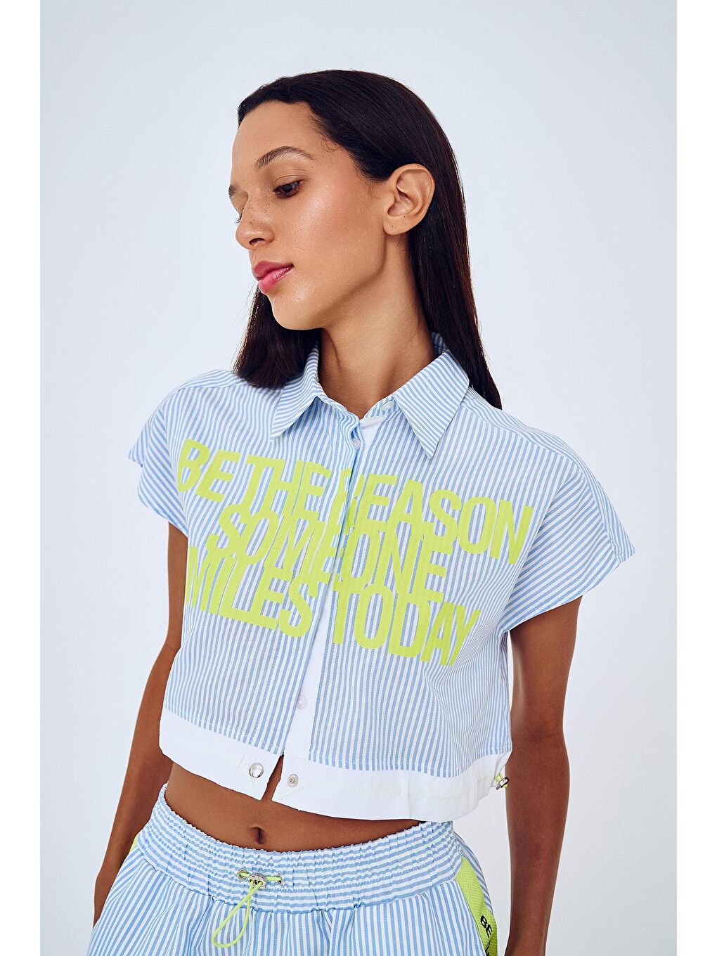 Neon Yazılı Çizgili Crop Kolsuz Gömlek Mavi-3