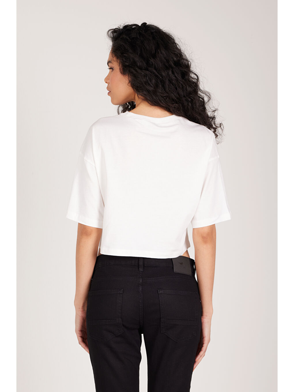 Beyaz Oversize Fit Bol Kesim %100 Pamuk Baskılı Bisiklet Yaka Crop Tişört-4