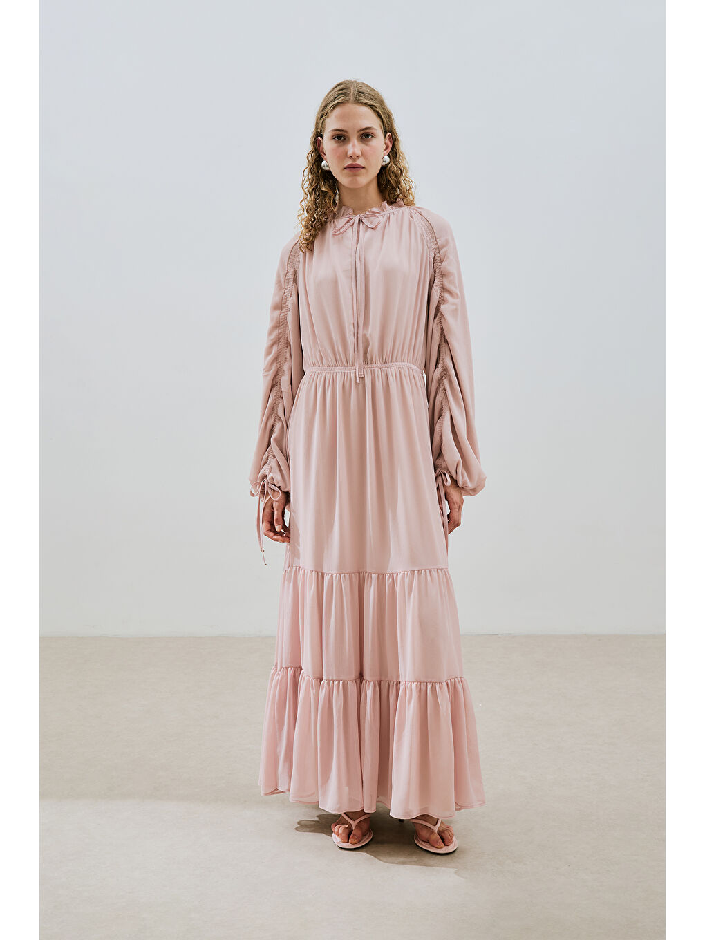 Pembe Uzun Büzgülü Şifon Elbise Pudra-1
