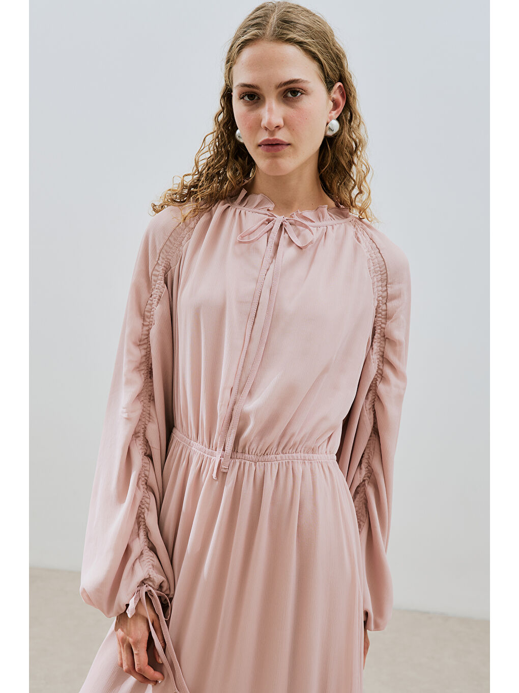 Pembe Uzun Büzgülü Şifon Elbise Pudra-2