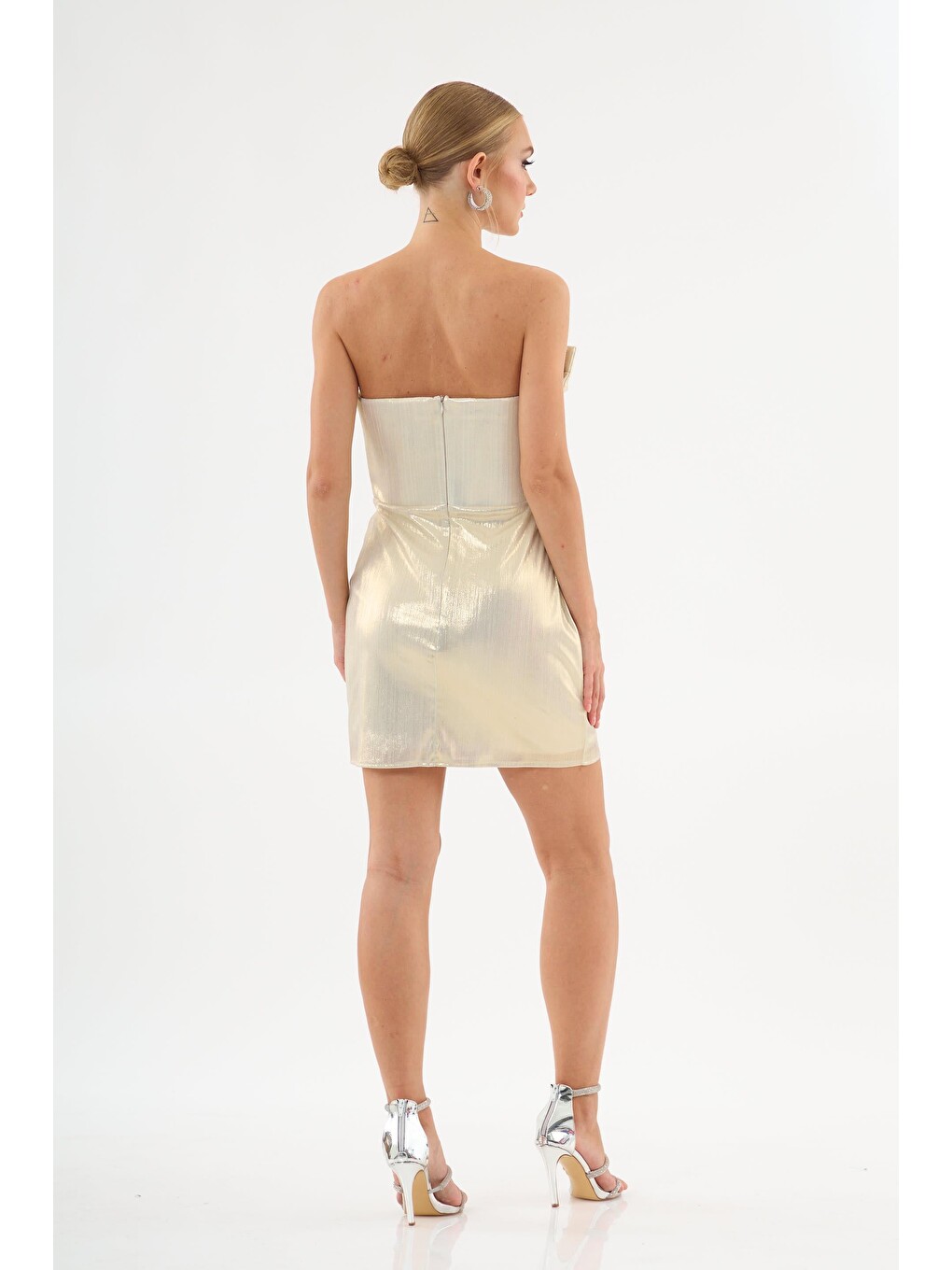 Sarı Gold Straplez Çizgili Laklı Parlak Abiye Elbise-3