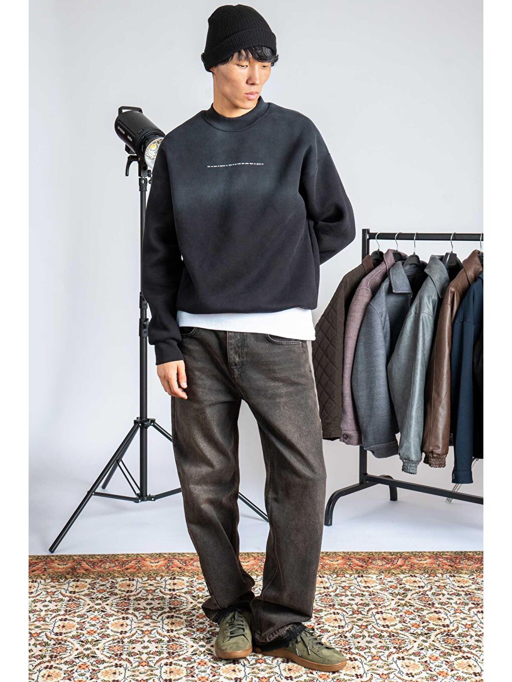 Erkek Minimal Yazı Detaylı Yıkamalı Sweatshirt Siyah-1