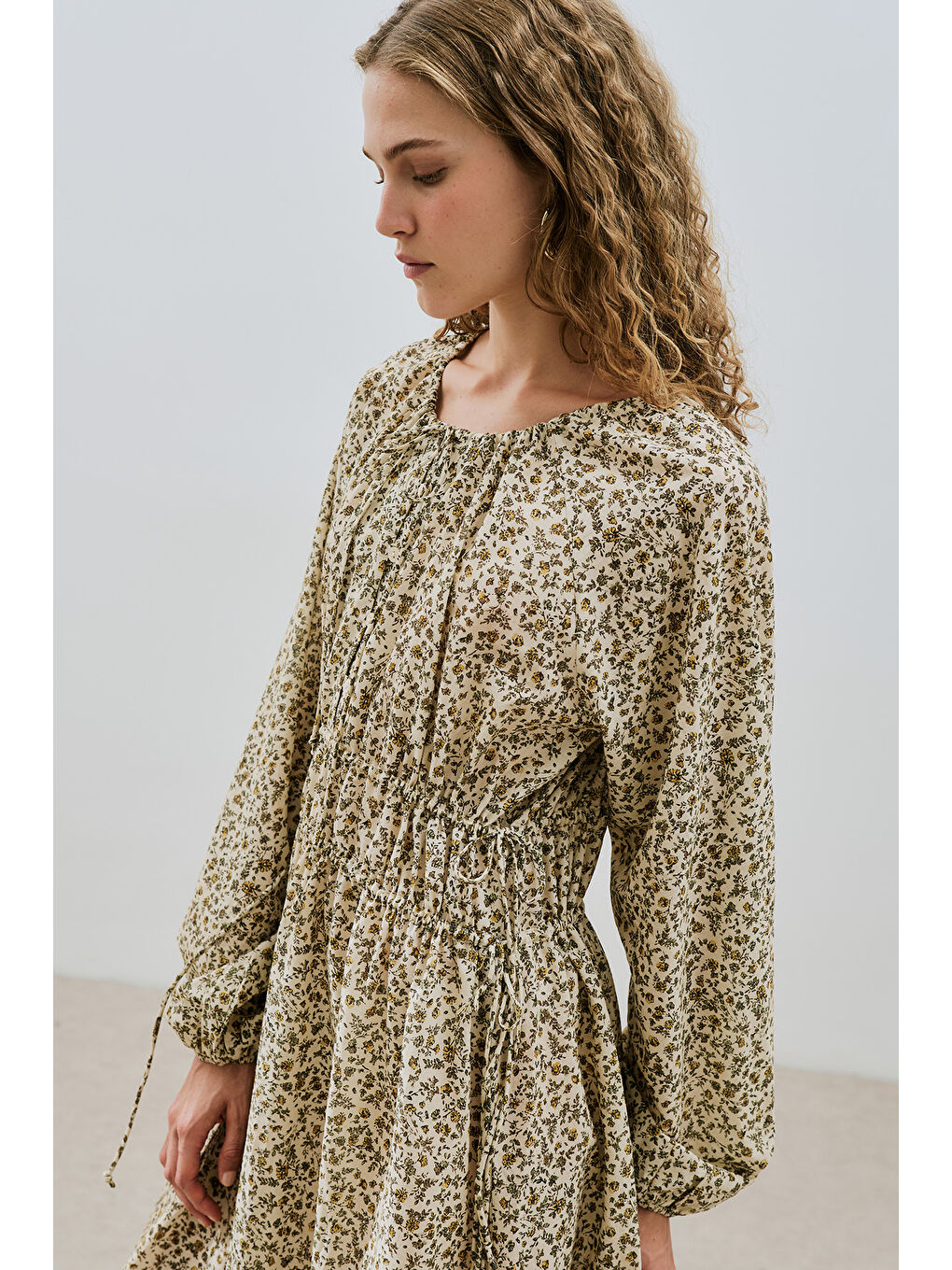 Ekru Desenli Pamuklu Büzgülü Elbise Tıny Flower-3